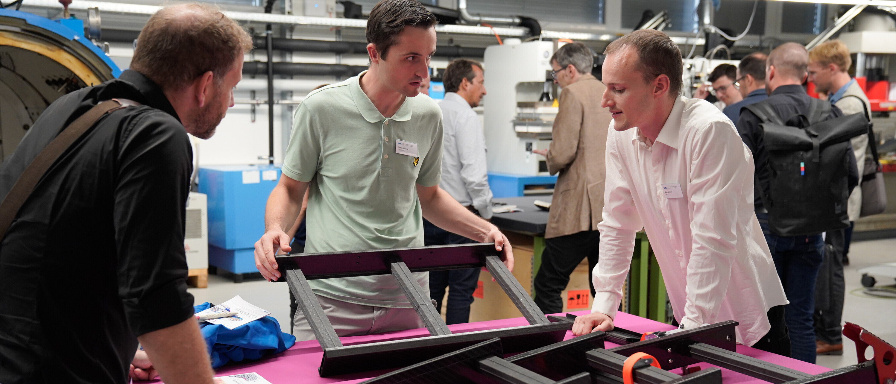 240905_rakufo_faserverbundtechnik-leichtbau_teilnehmende_gespraech Teilnehmende am 19. Rapperswiler Kunststoff-Forum im Gespräch mit wissenschaftlichem Mitarbeiter zum Thema Faserverbundtechnik / Leichtbau.