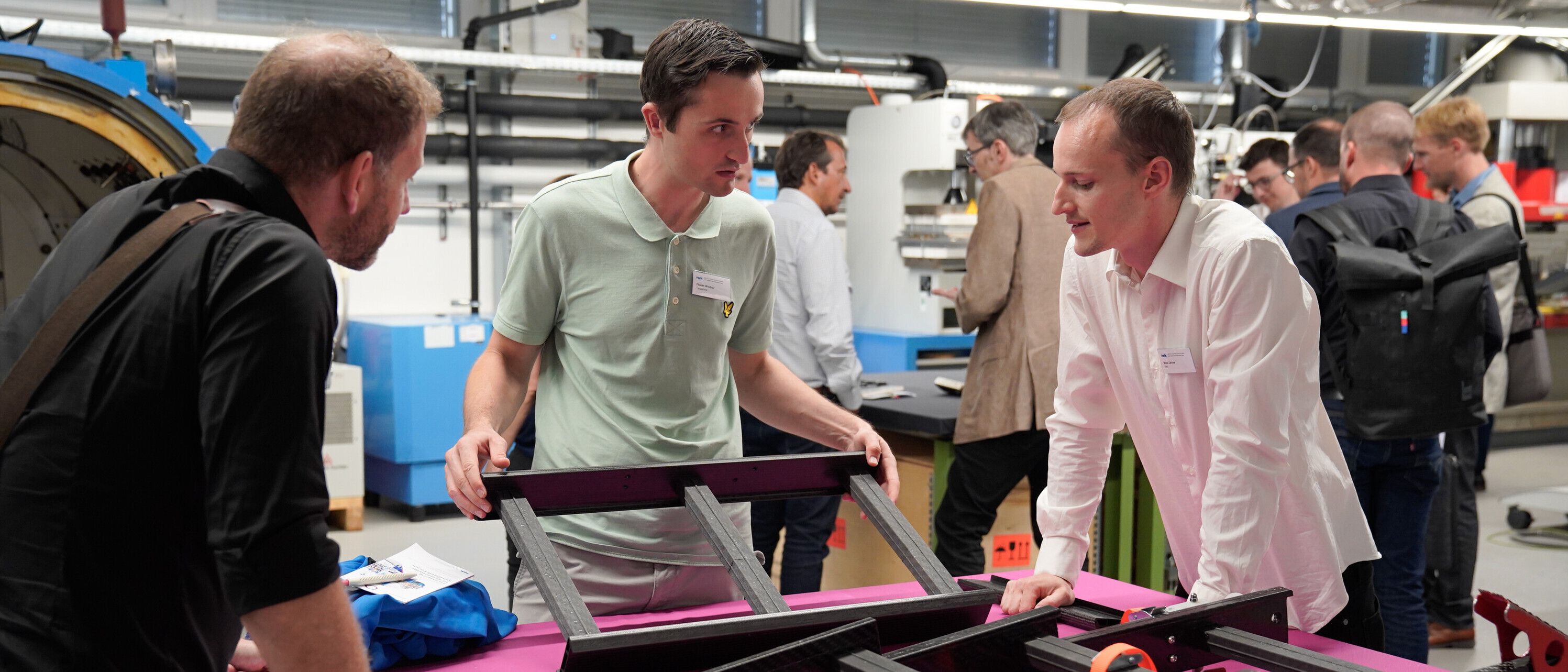 240905_rakufo_faserverbundtechnik-leichtbau_teilnehmende_gespraech Teilnehmende am 19. Rapperswiler Kunststoff-Forum im Gespräch mit wissenschaftlichem Mitarbeiter zum Thema Faserverbundtechnik / Leichtbau.