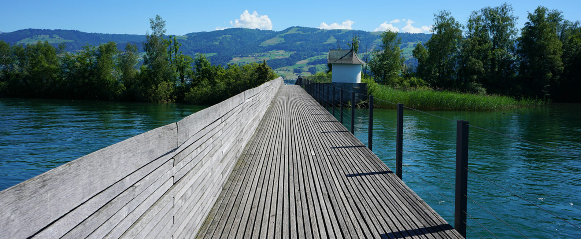 [Translate to English:] Campus Rapperswil: Holzsteg nach Hurden