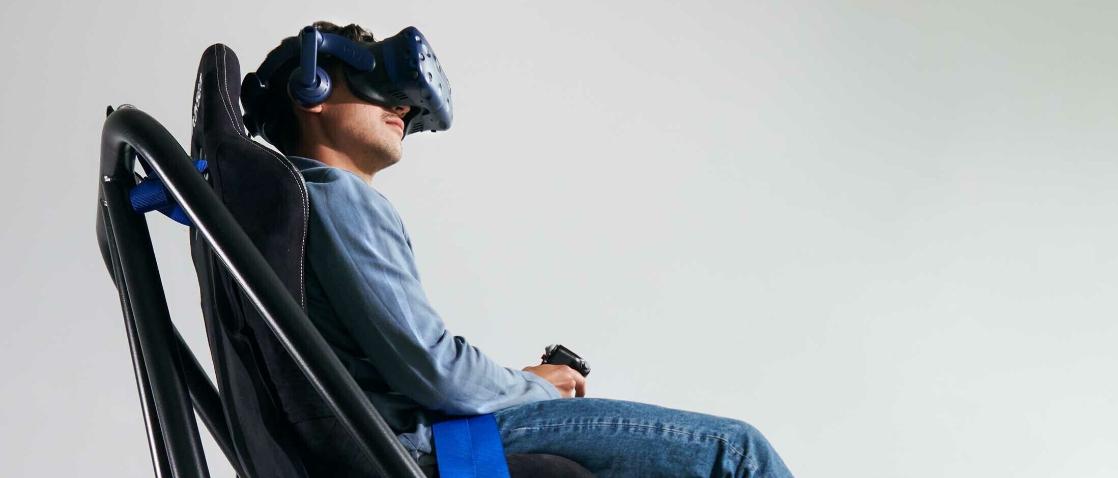 Simulator (Sitz mit Menschen drauf) für Helikopterausbildung mit dank künstlicher Intelligenz