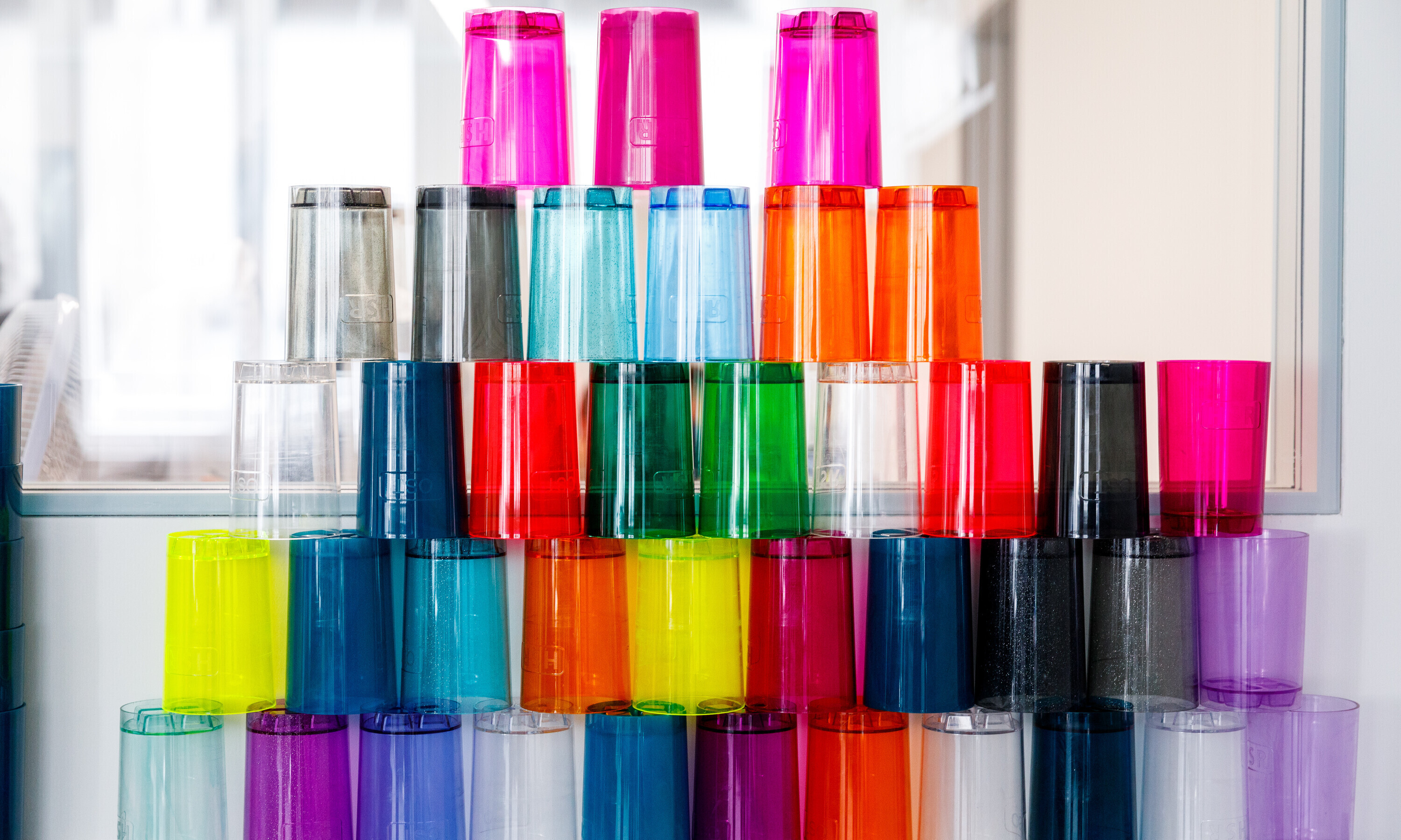 2022_ostlab_becherstapel Gestapelte Becher im OSTLAB