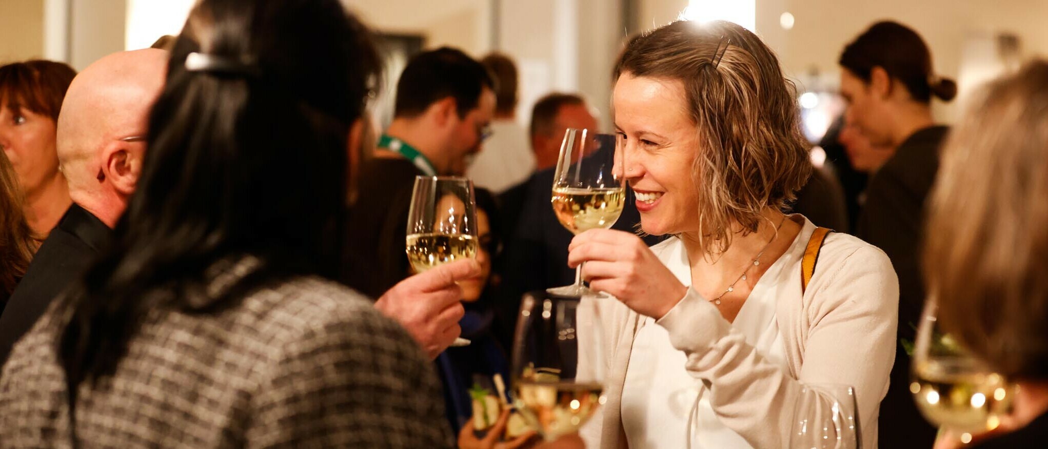 Bei einem festlichen Apéro wird zusammen mit Familie, Freundinnen und Freunden angestossen, gratuliert und gefeiert.