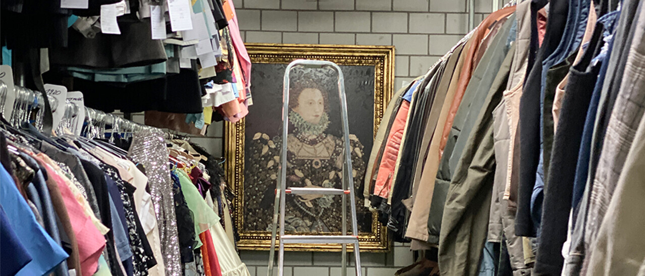 Kostümfundus eines Theaters.