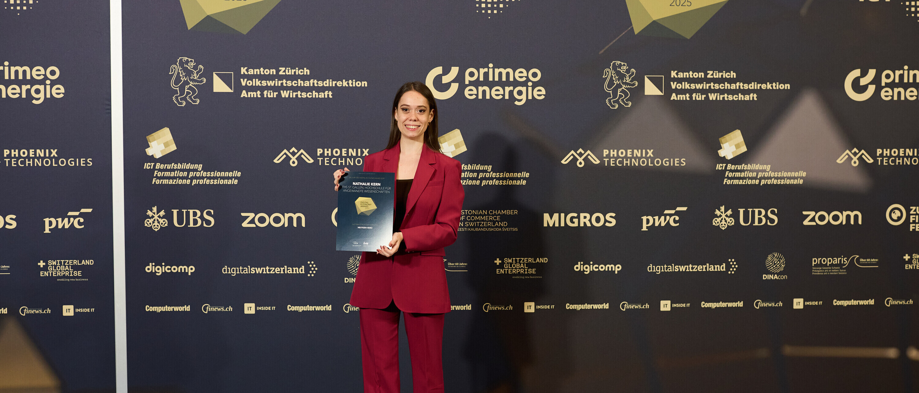 Nathalie Kern steht auf der Bühne mit ihrem Preis.