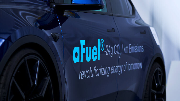 Obrist hat unter anderem einen CO2-negativen Kraftstoff entwickelt. Wie das geht, erklärt Stefan Igerz Gästen des EEU-Seminars an der OST.