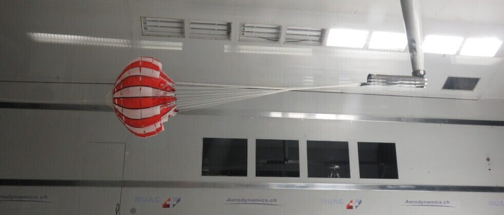Fallschirm-System für die Raumfahrt bei Tests im Windkanal.