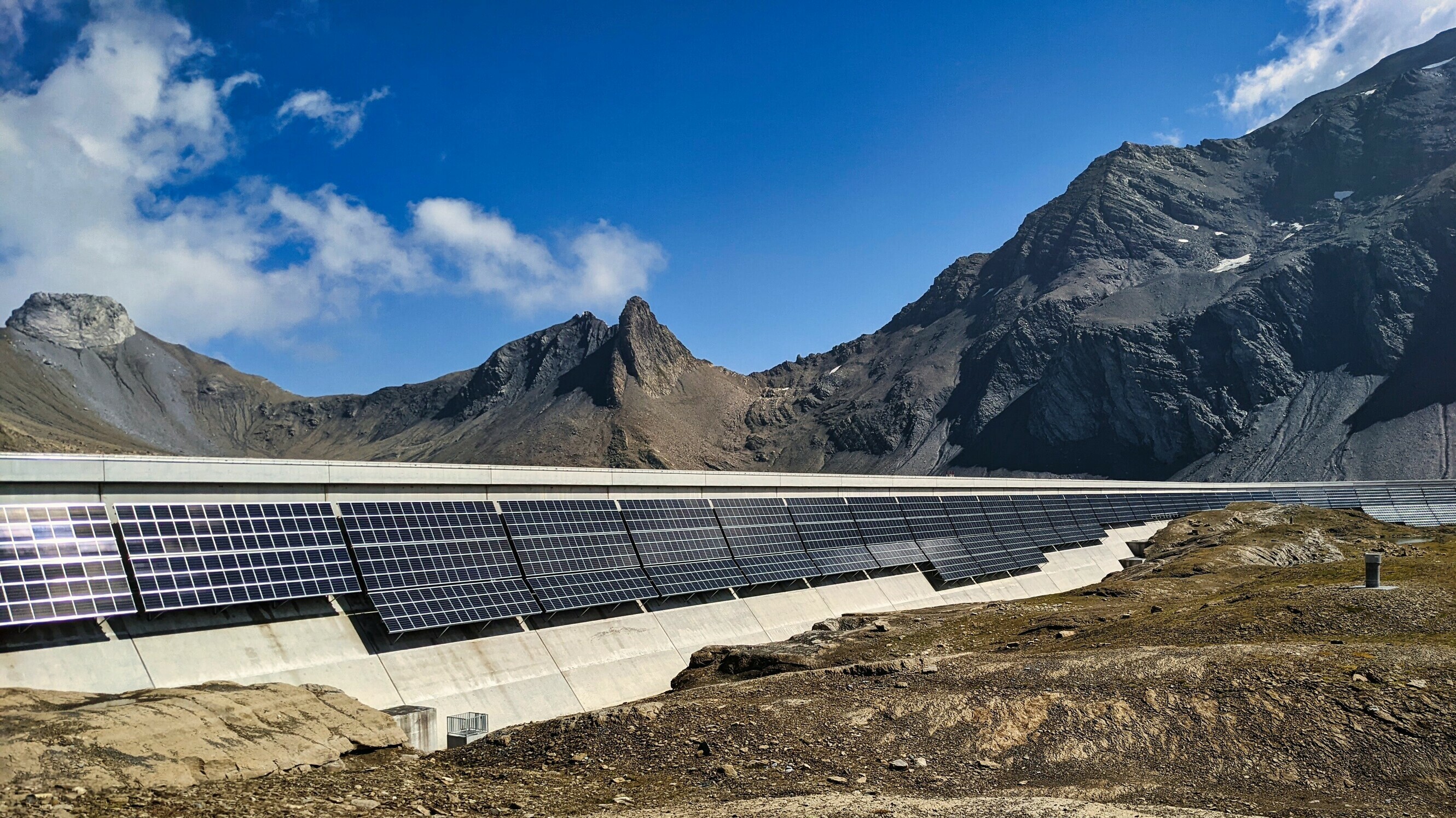 Der Studiengang Erneuerbare Energien und Umwelttechnik der OST befasst sich unter anderem mit der Erzeugung elektrischer Energie, wie beispielsweise durch Solartechnik oder Wasserkraft.