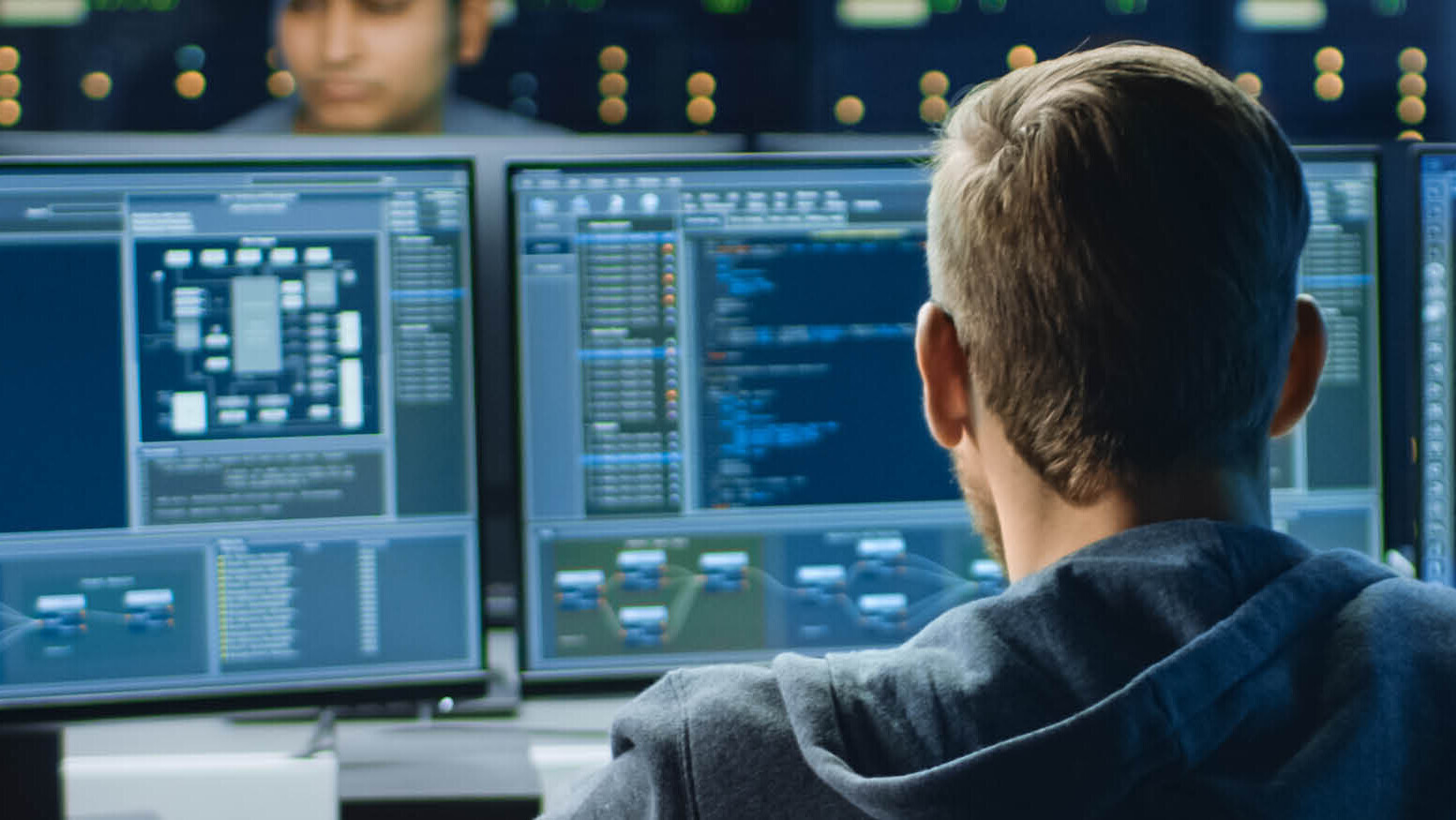 Student des Bachelor Informatik mit Studienschwerpunkt Cybersecurity vor Monitor Student des Bachelor Informatik mit Studienschwerpunkt Cybersecurity vor Monitor