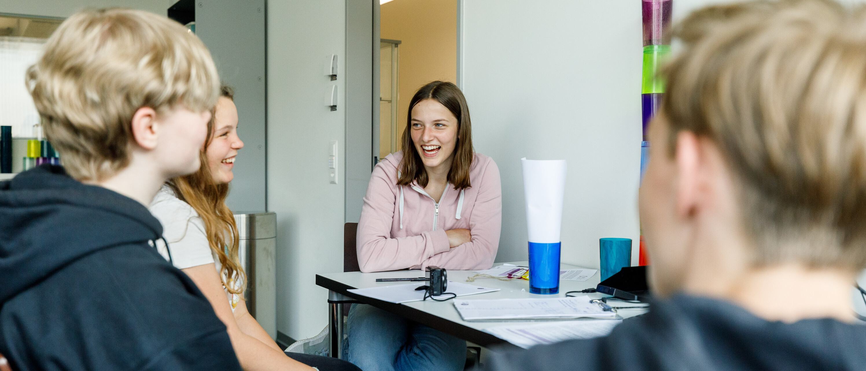 2022_ostlab_jugendliche_besprechung Jugendliche besprechen das weitere Vorgehen im OSTLAB