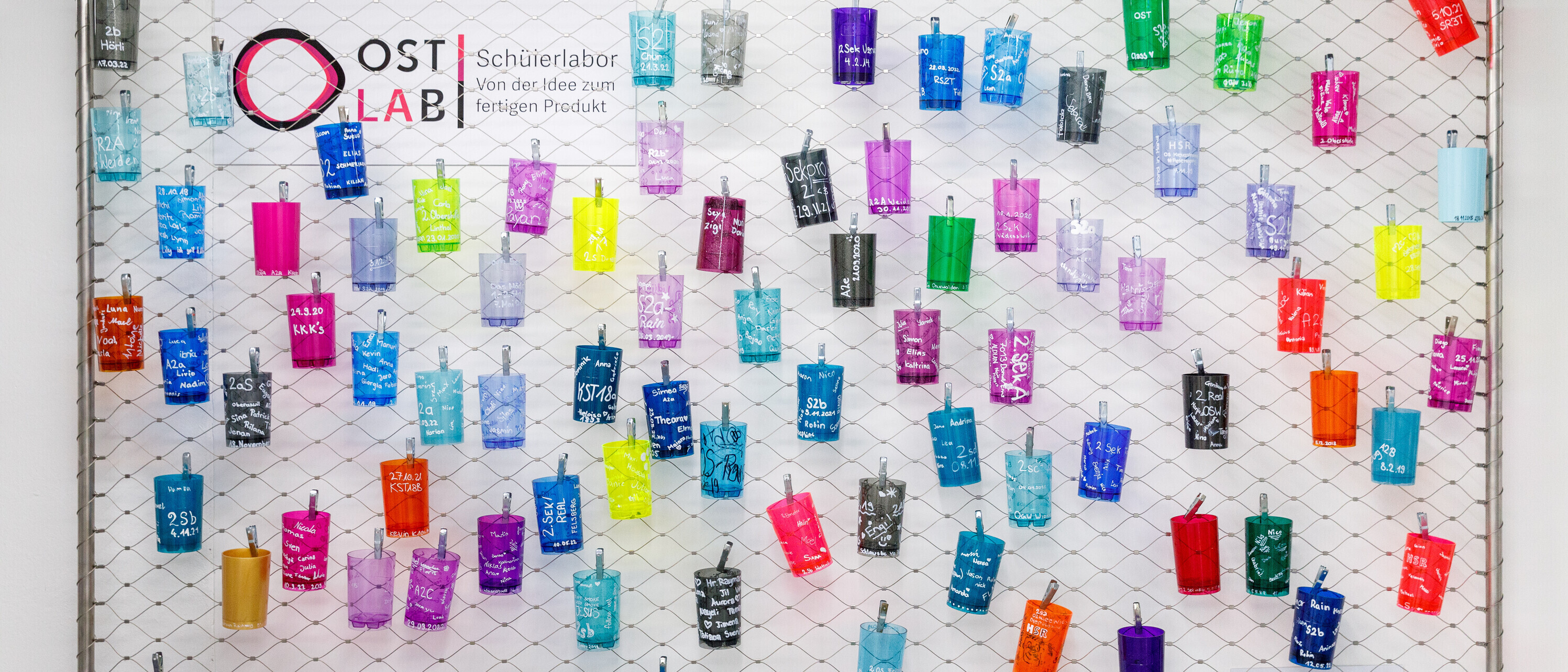 2022_ostlab_becherwand Wand mit Bechern im OSTLAB