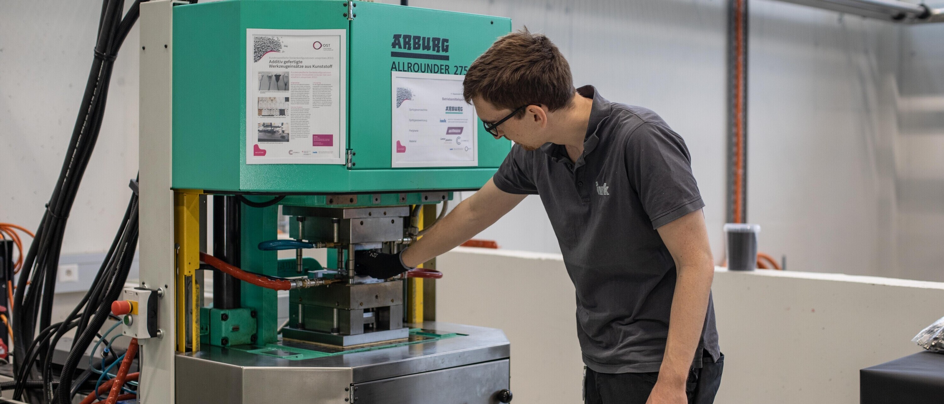 IWK_Website_Fachbereiche_SG Arbeit in Institut an Spritzgussmaschine