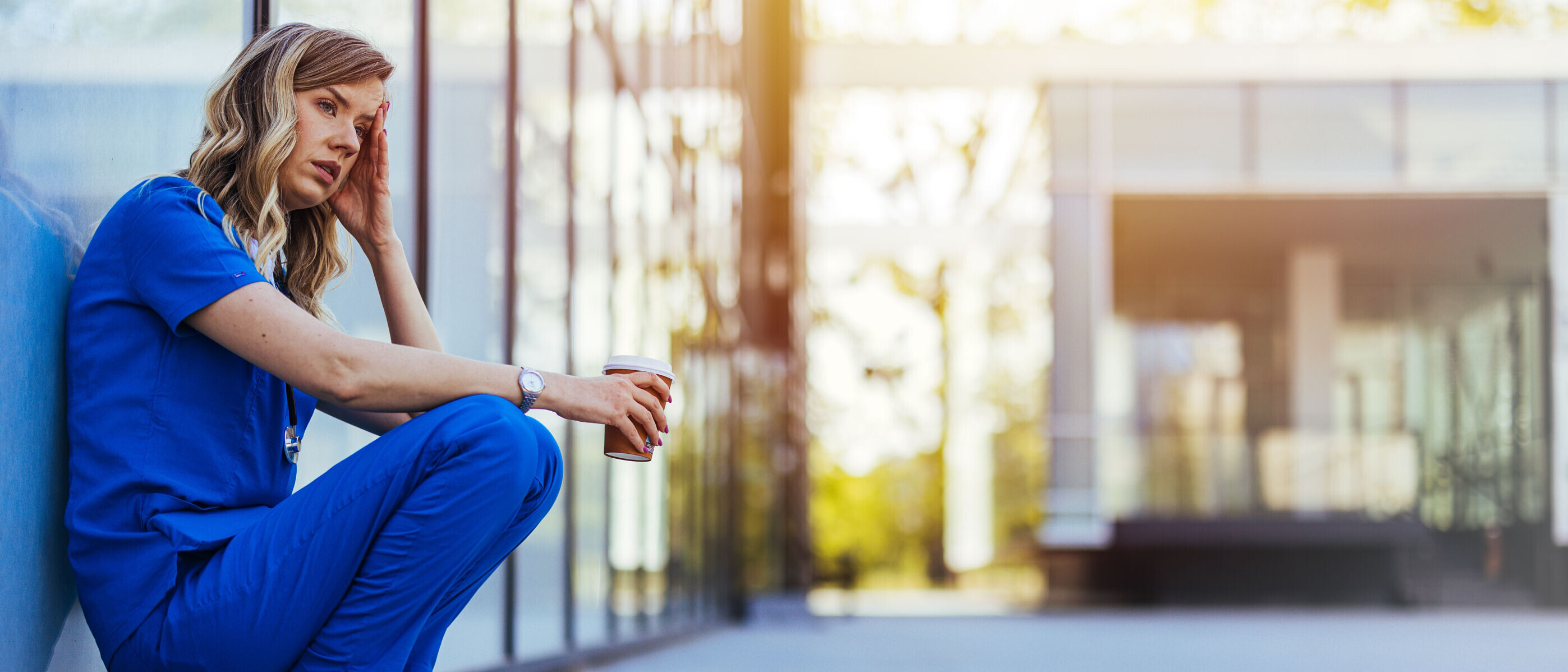 Frau mit psychischen Belastungen am Arbeitsplatz.