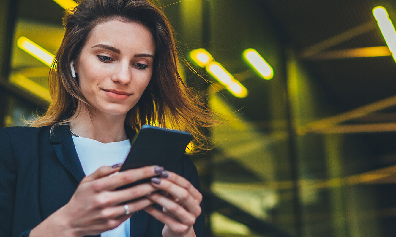 CAS Zukunftsorientiertes Bankmanagement Header Ein Mann sitzt mit einem Laptop in der Hand auf einem Baumstrunk.