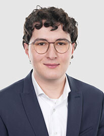 Foto von Janis Peterer, Absolvent Bachelor Management und Recht