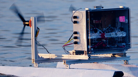 Für ihre Bachelorarbeit haben zwei Studierende der Elektrotechnik an der OST ein autonomes Boot entwickelt, das seine Route selbst findet und Hindernissen ausweicht.