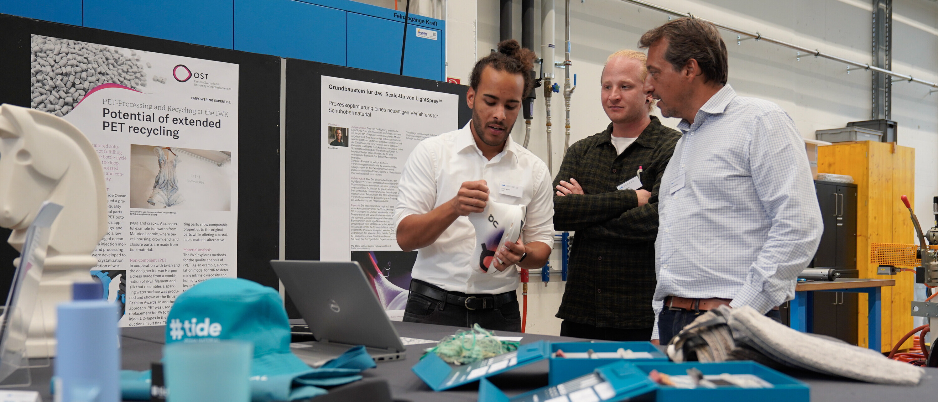 240905_rakufo_compoundieren-extrusion_teilnehmende_gespraech Teilnehmende im Gespräch mit wissenschaftlichem Mitarbeiter am 19. Rapperswiler Kunststoff-Forum 2024