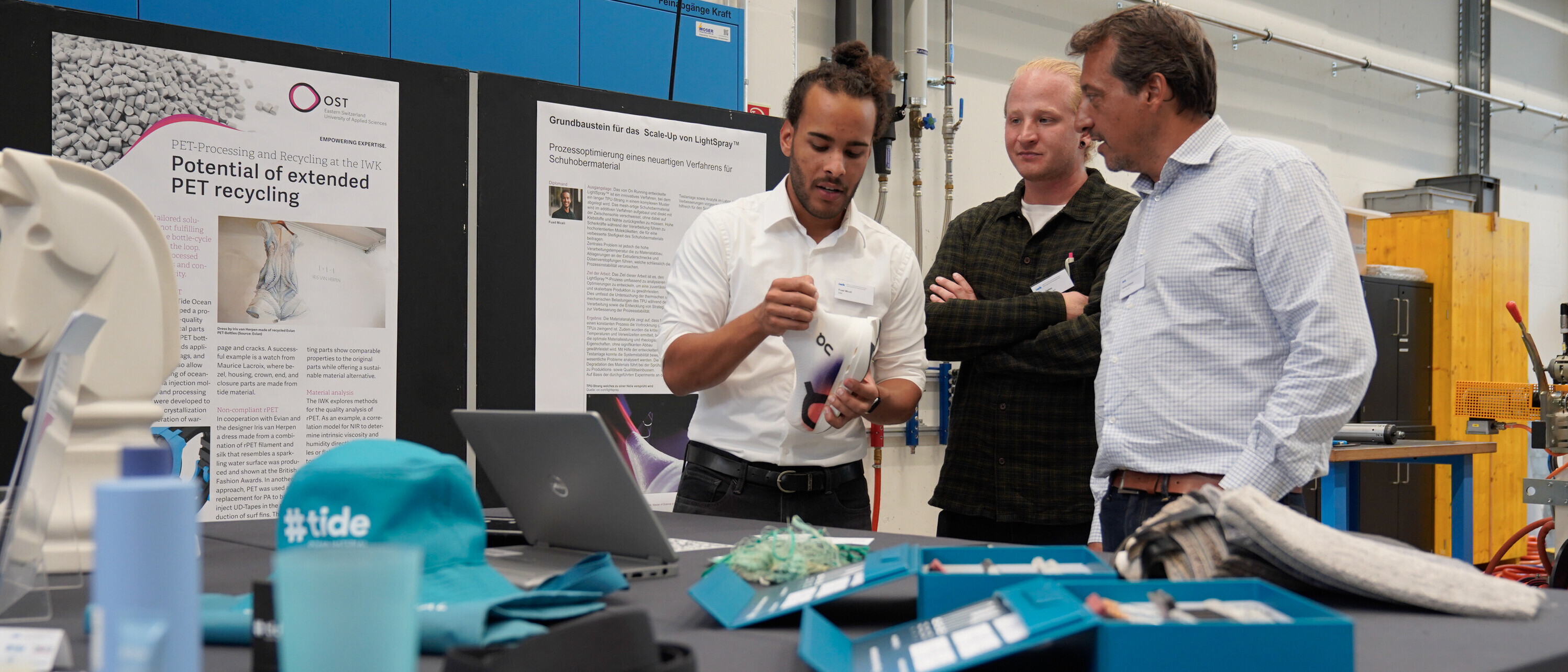 240905_rakufo_compoundieren-extrusion_teilnehmende_gespraech Teilnehmende im Gespräch mit wissenschaftlichem Mitarbeiter am 19. Rapperswiler Kunststoff-Forum 2024