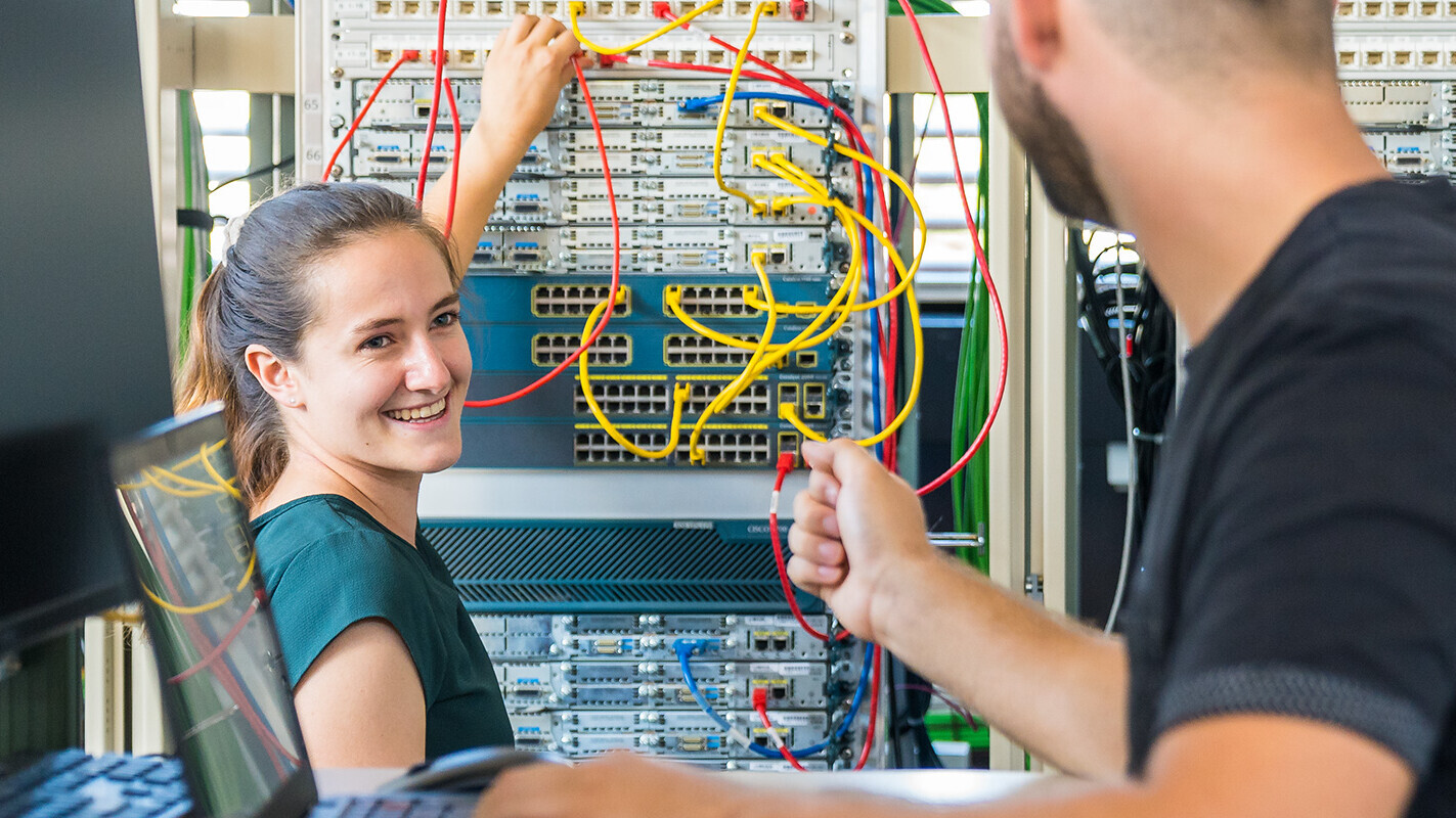 eine Studentin und ein Student des Bachelor Informatik vor einem Server
