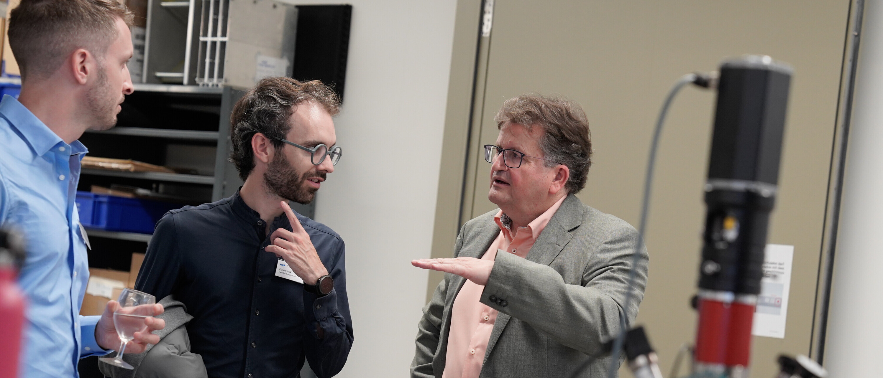 240905_rakufo_maschinenhalle-gespraech Fachleute im Gespräch am 19. Rapperswiler Kunststoff-Forum 2024 in der Maschinenhalle vom Techpark Eichwies