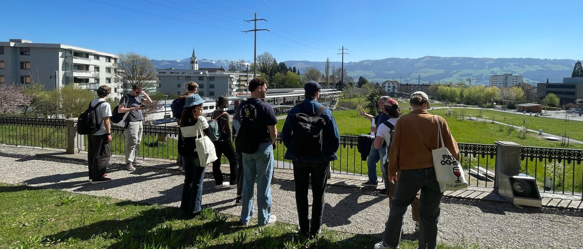 Verkehrsdrehscheibe Jona: An einer Exkursion wurde durch die Stadt Rapperswil-Jona der Bahnhof Jona als ausgezeichnete Verkehrsdrehscheibe (FLUX-Preis) vorgestellt. (Foto: Nicole Hadinata)