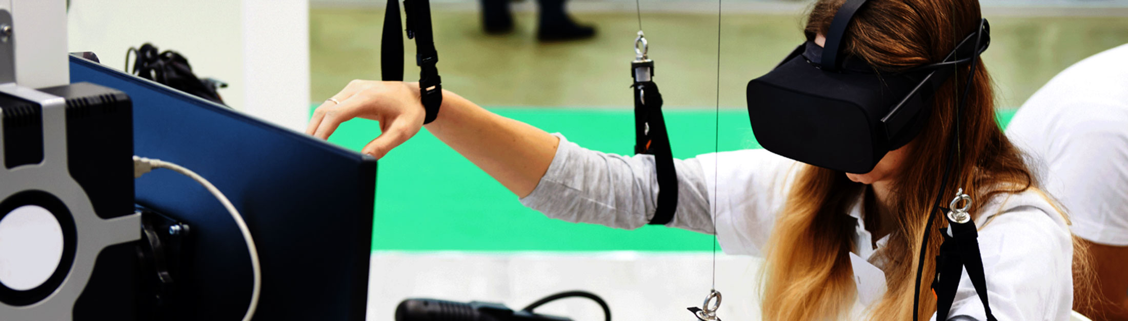 Eine Studentin des Bachelor Ergotherapie absolviert ihre Ausbildung mit einer VR-Brille