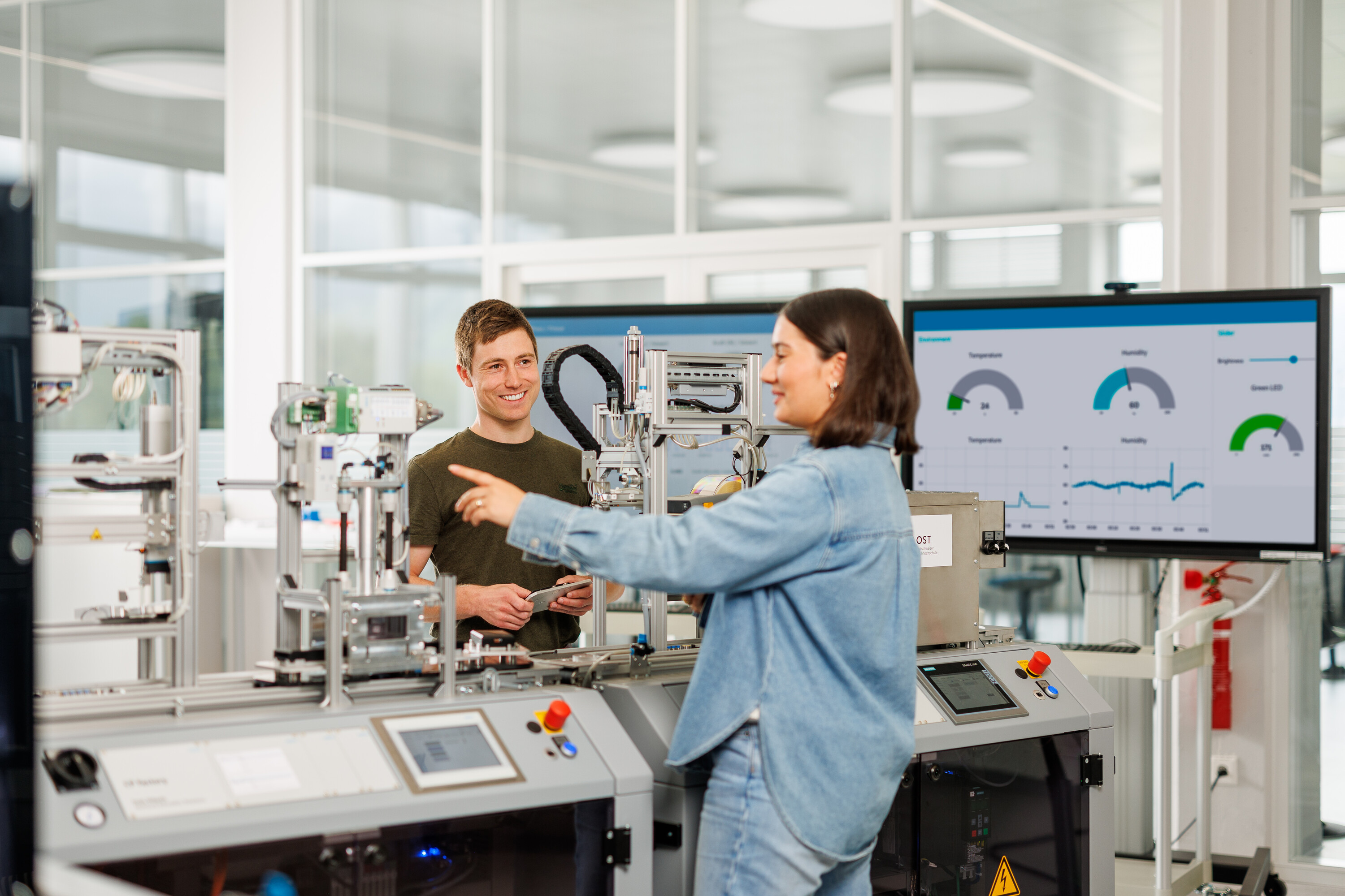 Studierende des Bachelors Mechatronik in der Hybriden Lernfabrik Bachelor Mechatronics