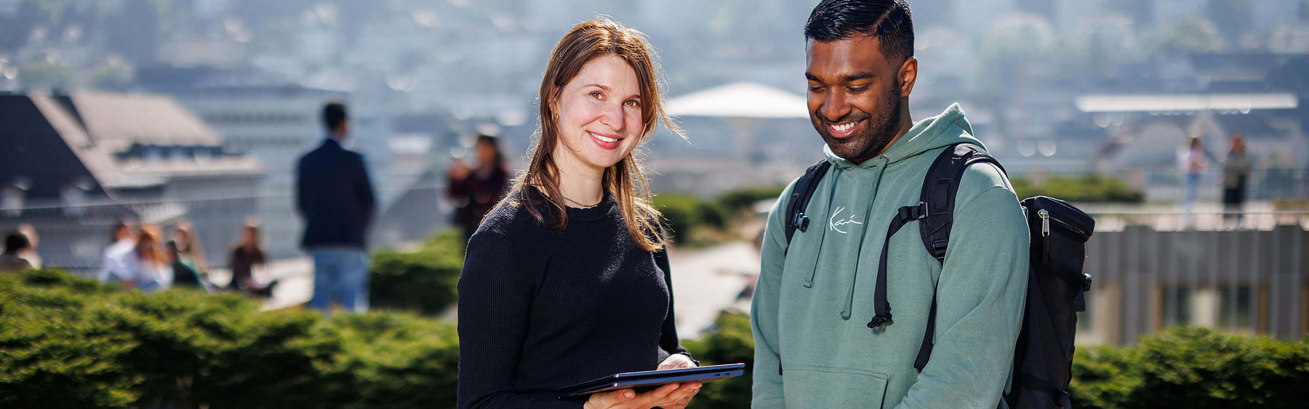 Eine Studentin Master Wirtschaftsinformatik und ein Student Master Wirtschaftsinformatik stehen auf der Terrasse der OST - Ostschweizer Fachhochschule, Campus St. Gallen.