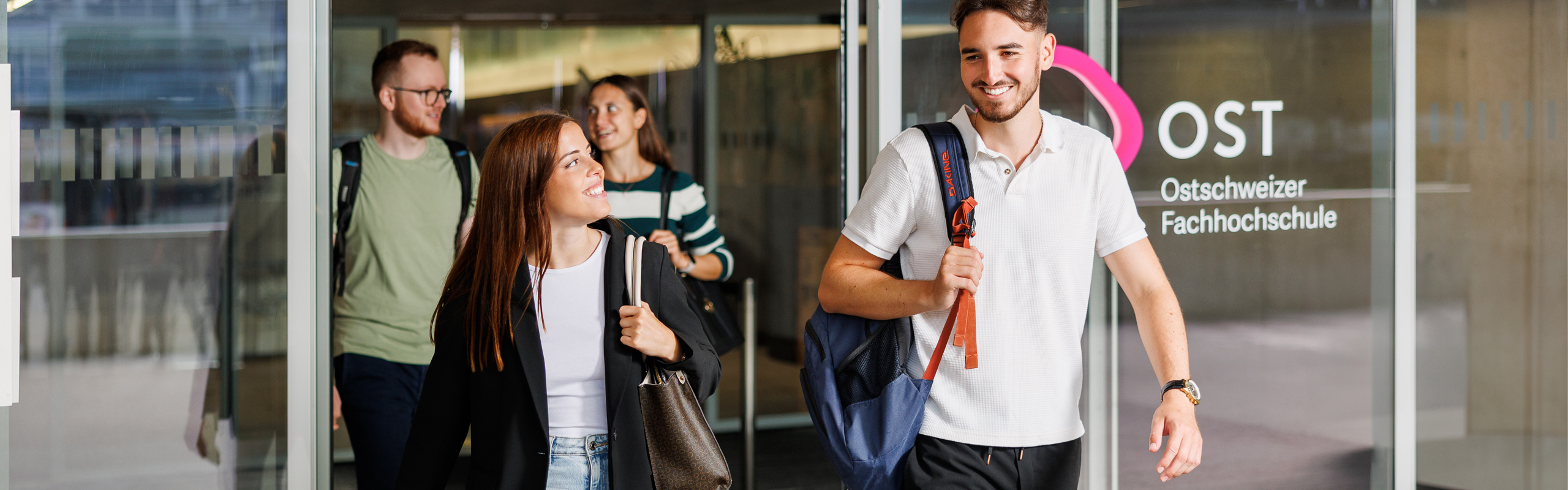 Studierende kommen aus dem Fachhochschulzentrum der OST hinaus