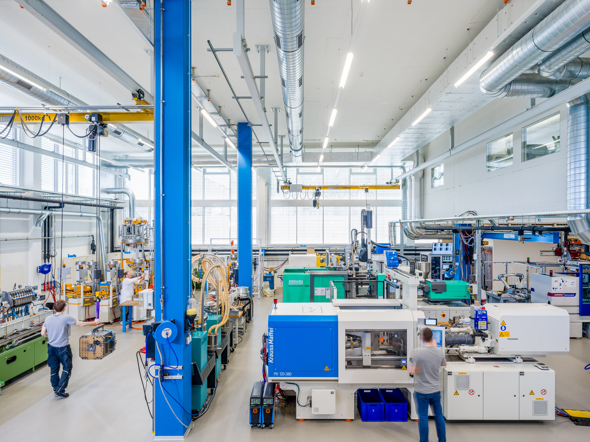 Menschen mit Maschinen im Techpark Eichwies der OST in Rapperswil