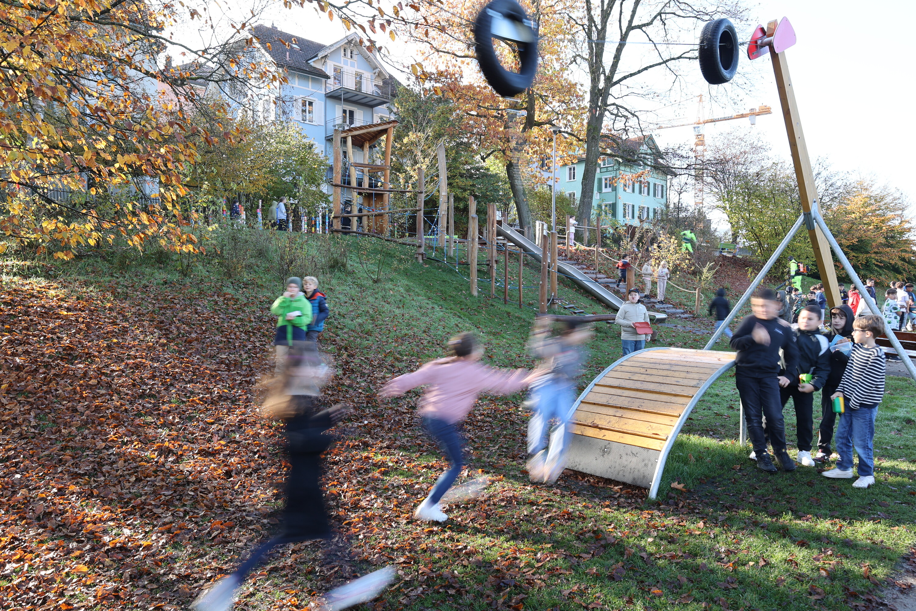 Kinder in Bewegung auf einem Spielplatz