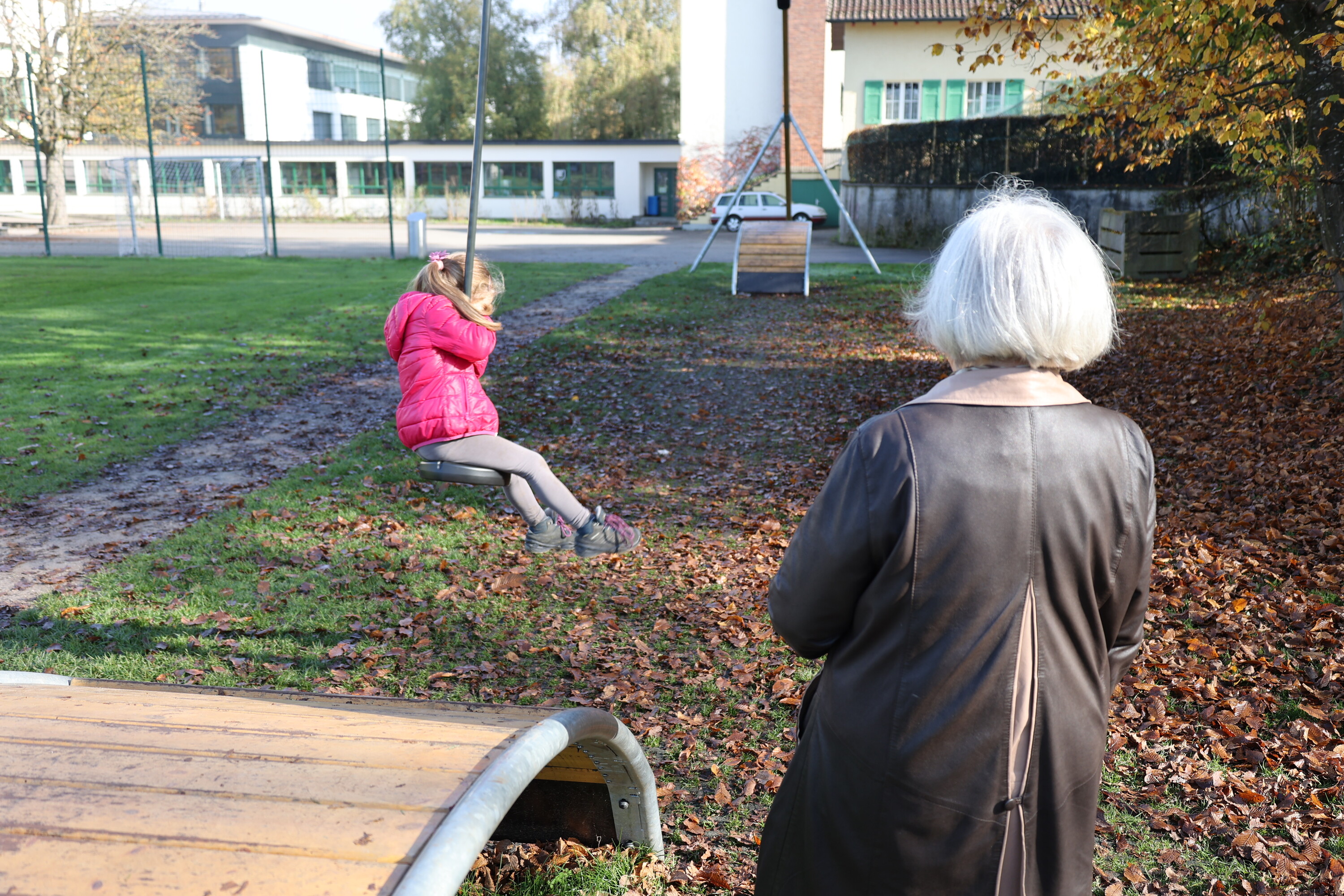 ältere Frau mit Mädchen auf einer Hängerutsche