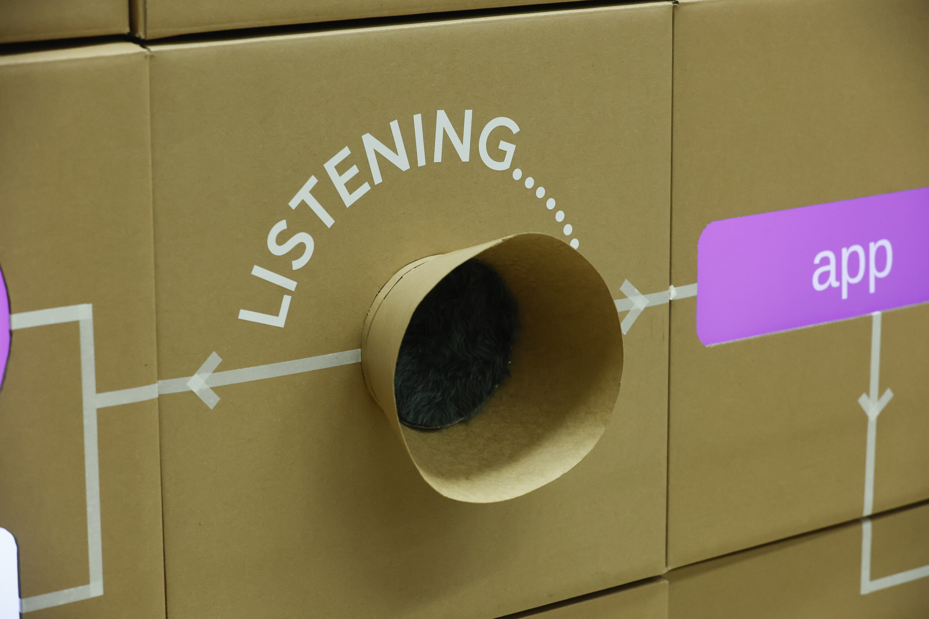 ein Hörtrichter als Symbol für das Mikrofon, welche im Zusammenhang mit Spracherkennung unauffällig Daten aufzeichnet